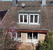 Charmantes Raumwunder in Tostedt: Modernisiertes Reihenhaus mit Gartenidylle und Vollkeller