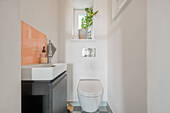 WC mit Fenster im Erdgeschoss - 