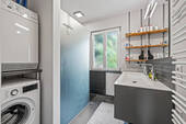 Badezimmer mit Dusche und Fenster im Obergeschoss - 