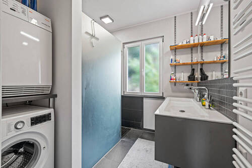 Badezimmer mit Dusche und Fenster im Obergeschoss - 