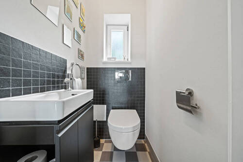 WC mit Fenster im Obergeschoss - 