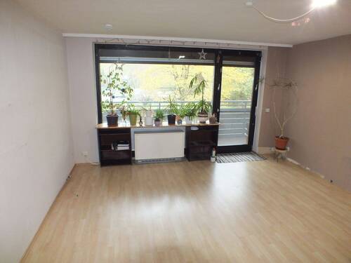 Wohnzimmer - Barrierefreie 4 Zimmer Wohnung ca. 94m² Wohnfläche mit Balkon und Kfz-Stellplatz in Nauheim