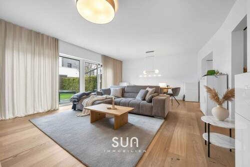 WOHNZIMMER visualisiert - LICHTDURCHFLUTET & luxuriös: Haus mit Garten in Riedberg West