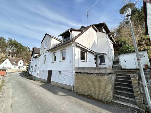 Frontansicht - Einfamilienhaus mit Garage und einem weiteren Grundstück in Diemelstadt-Wrexen