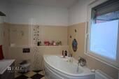 Baderzimmer mit Badewanne - 
