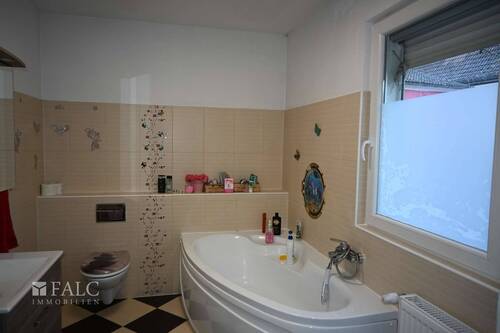 Baderzimmer mit Badewanne - 