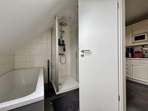 DG Wohnung Badezimmer mit Dusche und Wanne - 