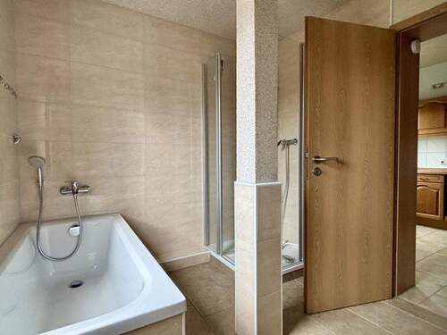 1. OG Wohnung Badezimmer - 