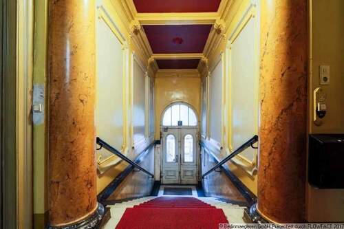 Hauseingang Vorderhaus - 5 Zimmer Etagenwohnung zum Kaufen in Berlin