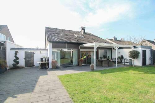 Rückansicht - Familienfreundlicher Bungalow mit großem Garten, Garage und Freistellplatz in Moers