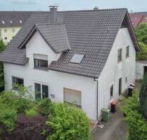 Ihr Projekt wartet: Modernisierungsbedürftiges Zweifamilienhaus auf großem Grundstück in Löhne