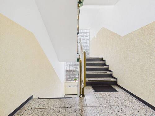 Treppenaufgang - Etagenwohnung mit 92,70 m² in Villingen-Schwenningen zum Kaufen