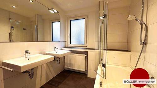 Modernes Badezimmer mit Fenster! - 