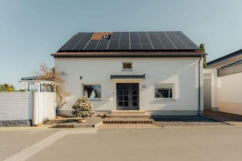 Hausansicht Straße - Hochwertiges Ein-Zweifamilienhaus in Feldrandlage von Langenfeld-Reusrath