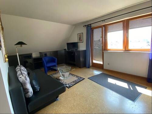 Wohnzimmer mit Balkon - 2 Zimmer Etagenwohnung in Fürth