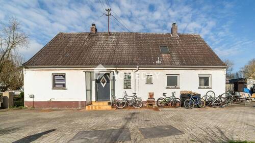 Außenansicht 2 - Haus in Dornröschenschlaf - EFH mit Entwicklungspotenzial wartet auf liebevolle Kernsanierung