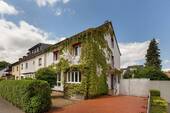 Hausansicht - Attraktives Einfamilienhaus mit 5 Zimmern und schönem Garten