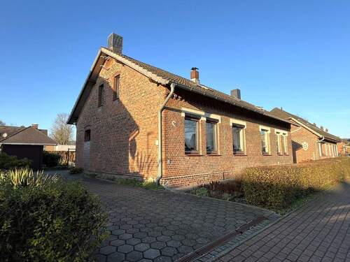 Straßen- und Seitenansicht Haus - Wohnen in Lägerdorf - gepflegte Doppelhaushälfte mit Garage