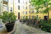 Hof mit Fahrradstellplätzen - Einfamilienhaus in Berlin zum Kaufen