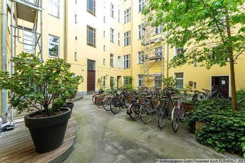 Hof mit Fahrradstellplätzen - Einfamilienhaus in Berlin zum Kaufen