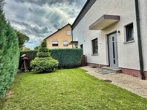 Hauseingangsbereich mit neuen Fenstern und neuer Haustüre - 