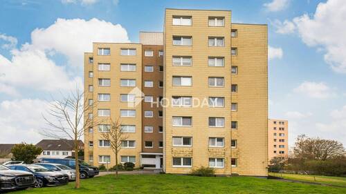 Außenansicht 1 - Helle 2-Zimmer-Wohnung mit Loggia, schönem Ausblick und Garage