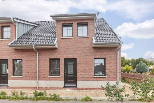 Hausansicht vorne - 4 Zimmer Doppelhaushälfte zur Miete in Achim