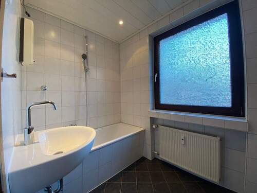 Bad mit Wanne - 