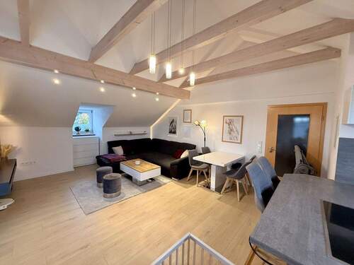 Wohnbereich Sichtdachstuhl - 2 Zimmer Etagenwohnung in Trostberg