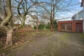Ansicht Garage und Garten - Grundstück in Frankfurt am Main