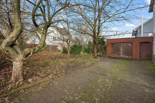 Ansicht Garage und Garten - Grundstück in Frankfurt am Main