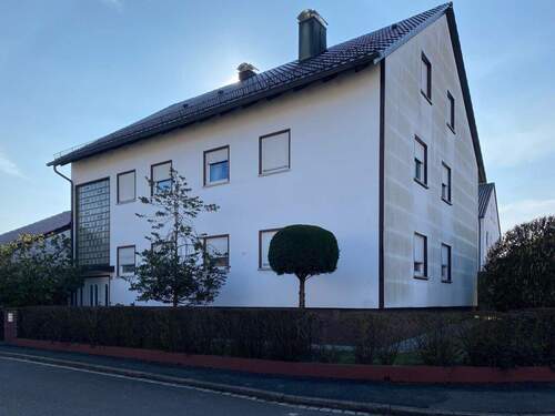 Ansicht Straßenseite - 8 Zimmer Mehrfamilienhaus, Wohnhaus zum Kaufen in Langenzenn