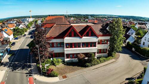 Drohnenansicht - Repräsentative Bürofläche mitten in Schönaich