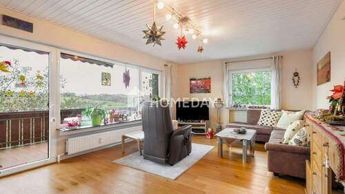 Wohnzimmer 1 - Wohnen mit Weitblick - großzügige und sehr gepflegte EG-Wohnung in Bad Schwalbach-Ramschied