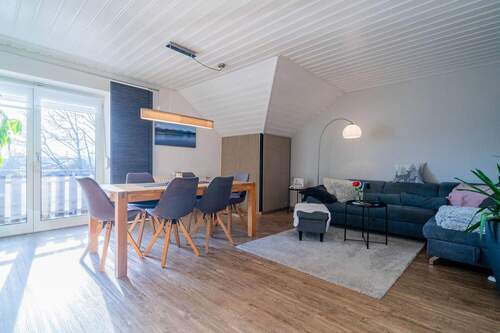 Wohn- und Essbereich - Traumhafte 4-Zimmer-Dachgeschosswohnung mit Gartenanteil, Doppelgarage und Bergblick in Altenstadt