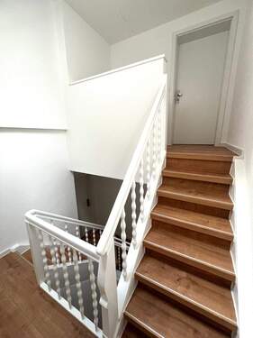 Treppenhaus zum DG - Etagenwohnung mit 48,80 m&sup2; in Nußbaum zur Miete