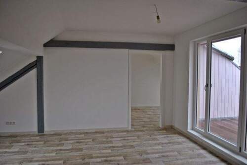 Wohnzimmer mit Loggia - 3 Zimmer Etagenwohnung zur Miete in Schkopau