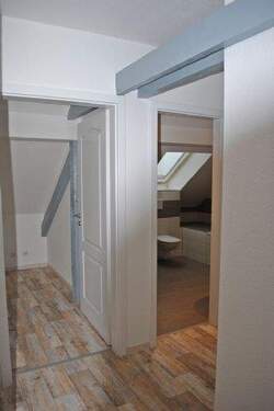 Flur - Etagenwohnung mit 100,00 m&sup2; in Schkopau zur Miete