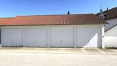 eine Garage mit Stauraum - 