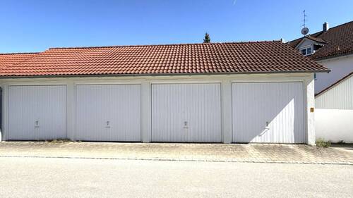 eine Garage mit Stauraum - 