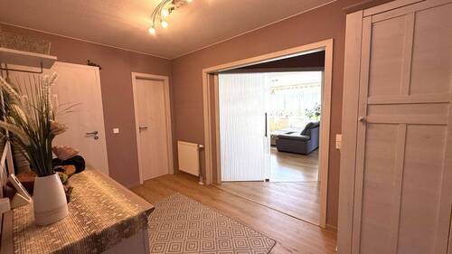 Flur mit Glastür zum Wohnzimmer - 