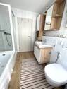 mit Dusche, Badewanne und WC - 