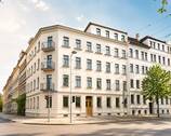 Hausfront - 3,2,1.....! + Erstbezug mit sonnigem Balkon und 2 großzügigen Zimmern + Tageslichtbad mit Wanne