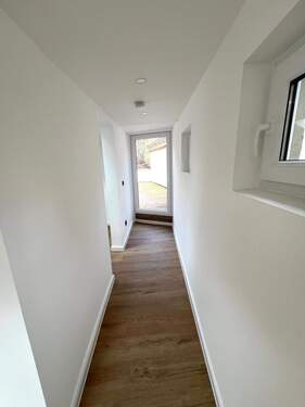 Flur mit Ausgang zur Dachterrasse - 