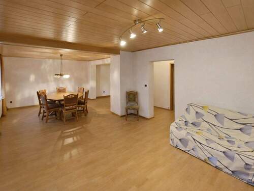 Wohn- und Esszimmer im Erdgeschoss - 7 Zimmer Doppelhaushälfte in St. Ingbert