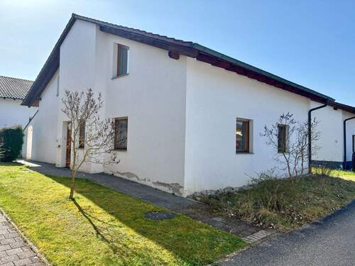 Ostseite des Hauses - Einfamilienhaus mit 168,10 m&sup2; in Ötisheim zum Kaufen