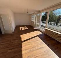 Großzügige 2-Zi Whg mit großem Balkon und TG - Hamburg Sasel