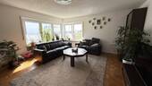 helles Wohnzimmer mit Aussicht - 7 Zimmer Einfamilienhaus in Weingarten