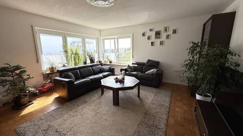 helles Wohnzimmer mit Aussicht - 7 Zimmer Einfamilienhaus in Weingarten