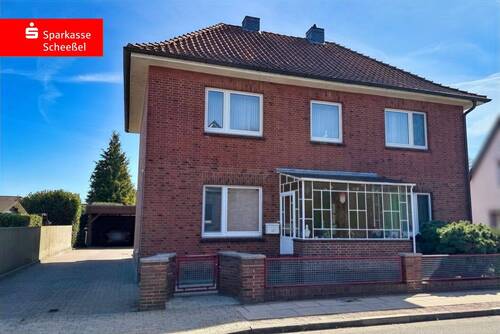 Straßenansicht - Zweifamilienhaus mit großem Grundstück und vielseitigem Potenzial